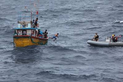 Ein srilankischer Fischer springt und schwimmt zu einem Festrumpf-Schlauchboot vom Zerstörer der Arleigh Burke-Klasse, USS Decatur (DDG 73), nachdem das Schiff angehalten hat, einem gestrandeten Fischereifahrzeug Hilfe zu leisten. (US Navy Foto)