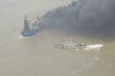 Embarcação indiana de sinalização SSL Kolkata pegou fogo e ficou à deriva na Baía de Bengala em 13 de junho (Foto cortesia da Guarda Costeira da Índia)