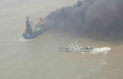 Embarcação indiana de sinalização SSL Kolkata pegou fogo e ficou à deriva na Baía de Bengala em 13 de junho (Foto cortesia da Guarda Costeira da Índia)