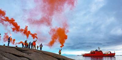 Expeditionisten halten Fackeln hoch, um sich von der Aurora Australis zu verabschieden, die am 26. Februar 2020 die Forschungsstation Mawson verlässt (Foto: Matt Williams)