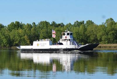 Ferry First Alabama's Gee's Bend Ferry دخلت الخدمة مؤخرًا بعد تحويلها من ديزل ترولي لتصبح أول عبّارة للركاب / السيارات تعمل بالطاقة الكهربائية في الولايات المتحدة وتملكها وزارة النقل في ألاباما (ALDOT) وتديرها شركة HMS Ferries ، قدمت Glosten ومقرها سياتل المفهوم من خلال تصميم العقد والدعم الفني لحوض السفن لتحويل السفينة إلى جميع الكهربائية. صور مجاملة Glosten / ALDOT