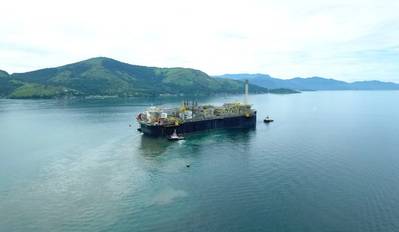 Foto de archivo: P-66 FPSO navegando hacia su destino final (Cortesía Petrobras)