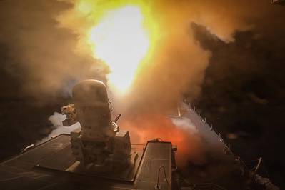 Foto de archivo: El destructor de misiles guiados USS Carney (DDG 64) de clase Arleigh Burke de la Armada de los EE. UU. derrota una combinación de misiles hutíes y vehículos aéreos no tripulados en el Mar Rojo, el 19 de octubre de 2023. (Foto: Aaron Lau / Marina de los EE. UU.)