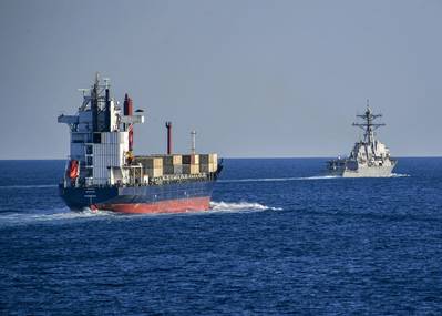 Freiheit der Schifffahrt: Der Lenkwaffenzerstörer USS Lassen (DDG 82) eskortiert das Handelsschiff Tomahawk durch die Straße von Hormus. (Foto der US-Marine vom Massenkommunikationsspezialisten 2. Klasse Michael H. Lehman / veröffentlicht)