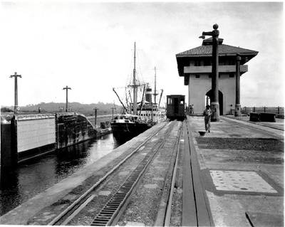 Grace Lines COLÔMBIA de trânsito do Canal do Panamá. Fonte: Museu Marítimo da USMerchant Marine Academy.