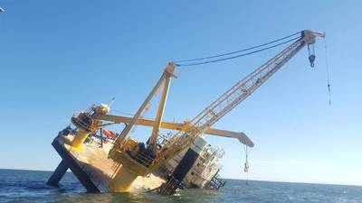 A Guarda Costeira e três bons navios samaritanos ajudaram no resgate de 15 pessoas de um barco de elevação perto de Grand Isle, Louisiana, em 18 de novembro de 2018. (foto da Guarda Costeira dos EUA por Alexandria Preston)