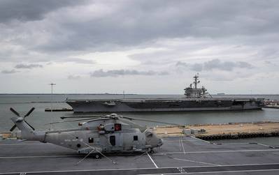 HMS Queen Elizabeth navega em Norfolk, Virgínia (Foto: Marinha Real Britânica)