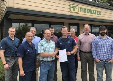 Hintere Reihe (vlnr): Chris Springer, District 13 USCG; Bill Collins, Direktor der Tidewater EHS & S; Josh Jarman, Tidewater Qualitäts- und Compliance Manager; Marc Schwartz, Manager für Tidewater-Wartung und -Engineering; Craig Nelson, Betriebsleiter des Tidewater Vessels; Bruce Reed, Tidewater VP & COO; Josh Nichols, Tidewater Captain und Assistant Port Captain. Vordere Reihe (vlnr): Austin Murai, MSTC USCG; Brian Fletcher, Kapitän zum Gezeitenwasserhafen; Jeff Deronde, MST1 USCG (Foto: Gezeitenwasser)