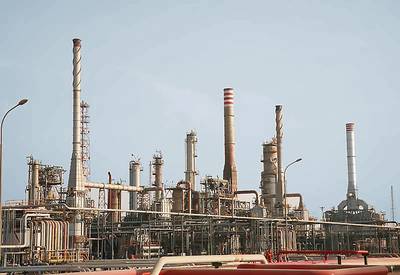 Imagen de archivo: Una típica refinería de Medio Oriente (CRÉDITO: MELCAL)