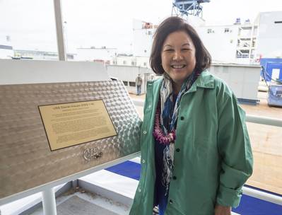 Irene Hirano Inouye, Gattin des verstorbenen Senatoren und Zweiten Weltkriegs Medal of Honor Empfänger Daniel Inouye (Foto: General Dynamics Bath Iron Works)