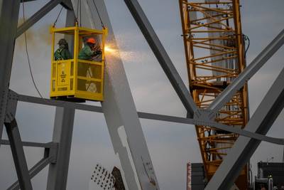 Las cuadrillas comienzan a cortar la parte superior del lado norte del puente colapsado en secciones más pequeñas para retirarlas de forma segura con una grúa en el río Patapsco, en Baltimore, el 30 de marzo de 2024. Los equipos de salvamento utilizan un soplete de corte exotérmico para separar sistemáticamente las secciones del puente de acero. el cual será llevado a un sitio de disposición final. (Foto: Taylor Bacon / Guardia Costera de EE. UU.)