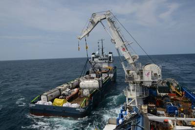 Las tripulaciones a bordo del M / V SHELIA BORDELON descargan más de 450,000 galones de petróleo del naufragio de Coimbra a 30 millas de la costa de Shinnecock, el personal de la guardia costera de NYUS descubrió una cantidad significativa de petróleo en los tanques de carga y combustible durante las evaluaciones in situ de la Coimbra en mayo de 2019. ( Foto de la Guardia Costera de EE.UU.