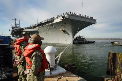 Los marineros se ocupan de la barandilla del USS Harry S. Truman (CVN 75) cuando el barco sale de la Estación Naval de Norfolk para su despliegue. El USS Harry S. Truman (CVN 75) sale de la Estación Naval de Norfolk como parte del despliegue del Grupo de Ataque de Portaaviones Harry S. Truman (HSTCSG) en apoyo de las operaciones de seguridad marítima y los esfuerzos de cooperación en materia de seguridad en el teatro de operaciones. El USS San Jacinto (CG 56), el USS Cole (DDG 67), el USS Bainbridge (DDG 96), el USS Gravely (DDG 107), el USS Jason Dunham (DDG 109) y la fragata de la Marina Real Noruega HNoMS Fridtjof Nan