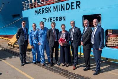 Maersk Minder foi batizado durante uma cerimônia em Kleven Verft. Na foto está a patrocinadora Anni Bak com o diretor técnico da Maersk Supply Service, Peter Kragh Jacobsen e o CEO Kleven Karsten Sævik ao seu lado. (Foto: Kleven)