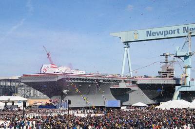 Mais de 20.000 convidados participaram da cerimônia de batismo do porta-aviões John F. Kennedy (CVN 79) na divisão de construção naval de Newport News. (Foto: Ben Scott / HII)