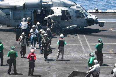 Marineros del Grupo de Ataque de Portaaviones Dwight D. Eisenhower brindan asistencia a marineros en dificultades en el Mar Rojo, 15 de junio. (Foto oficial de la Marina de los EE. UU.)