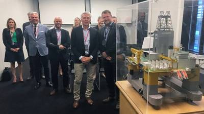 Odfjell Drilling首席执行官Simen Lieungh以及Drilling＆Well高级副总裁Geir Tungesvik与深海大西洋钻机的模型合作。照片：Kjetil艾德，Equinor