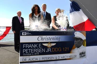 Patrocinadores de barcos Alicia J. Petersen (izquierda) y D'Arcy Neller (derecha) christen DDG 121, el destructor que lleva el nombre del difunto esposo de Petersen, Frank E. Petersen Jr. También se retratan (de izquierda a derecha) el general Alfred Gray, ex comandante de la Infantería de Marina y orador principal en el bautizo; Ingalls Shipilding Building Brian Cuccias; y el general Robert Neller, el 37 ° comandante de la Infantería de Marina. (Foto de Derek Fountain / HII)