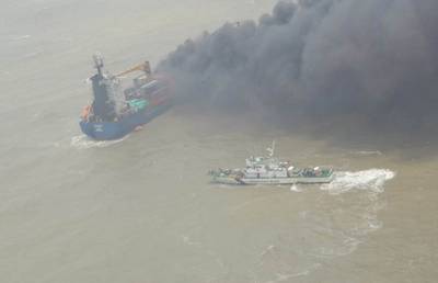 Portacontenedores con bandera india SSL Kolkata se incendió y quedó a la deriva en la Bahía de Bengala el 13 de junio (Foto cortesía de la Guardia Costera india)