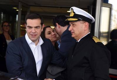 Primeiro-ministro grego Alexis Tsipras (à esquerda) (Foto cedida pela Guarda Costeira Helénica)