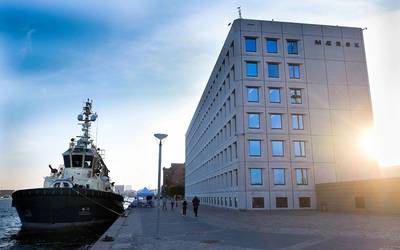 Rebocador Hermod de Svitzer fora da sede de Maersk em Esplanaden em Copenhaga, Dinamarca. Foto: Maersk Line