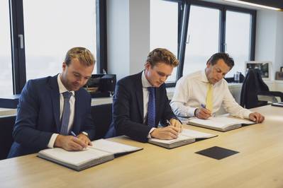 Skoon Energyの共同設立者Daan Geldermansは、 Skoon Energyの創設者であるPeter Paul van Voorstは、 Arnout Damen、CCO、Damen（写真：Damen）