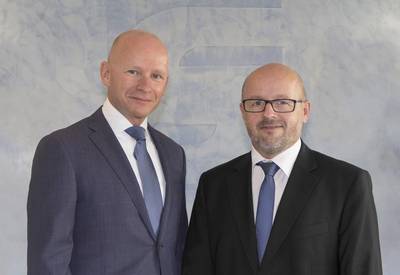 Stefan Kaul担任新任首席执行官兼总裁工业运营（右）和Hans Laheij（左），他被任命为SCHOT-TEL的副首席执行官兼海事总裁