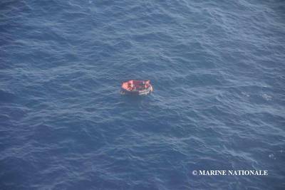 Três dos 14 tripulantes de Bourbon Rhode foram localizados em um barco salva-vidas e resgatados no sábado. As restaurações estão pesquisando 11 que ainda estão faltando. (Foto: Marine Nationale)