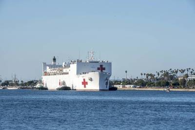 El USNS Mercy (T-AH 19) llega a Los Ángeles el 27 de marzo. (Foto de la Marina de los EE. UU. por David Mora Jr.)