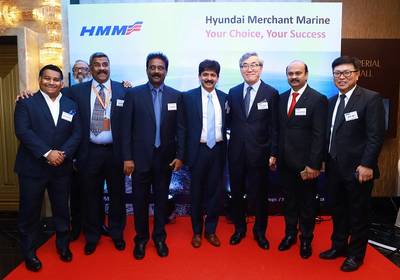 CK Yoo (τρίτο άτομο από τα δεξιά), με τους πελάτες της Ινδίας VVIP κατά τη διάρκεια της επίσκεψης. Φωτογραφία: Hyundai Merchant Marine