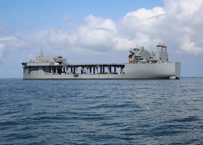 La base marítima expedicionaria del Comando de Transporte Marítimo Militar USNS Hershel 'Woody' Williams (ESB 4) fondeó en la Bahía de Chesapeake en septiembre de 2019 durante las pruebas de equipos de contramedidas mineras. (Foto de la Marina de los EE. UU. Por Bill Mesta)