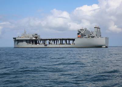 A base marítima expedicionária do Comando Militar de Transporte Marítimo USNS Hershel 'Woody' Williams (ESB 4) ancorada na Baía de Chesapeake em setembro de 2019 durante os testes de equipamentos de contramedida de minas. (Foto da Marinha dos EUA por Bill Mesta)