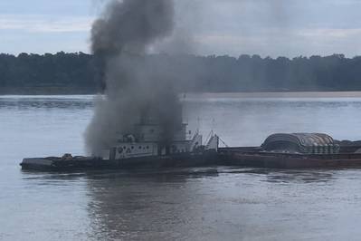 El buque Jacob Kyle Rusthoven se incendió en el río Mississippi, cerca de West Helena, Arkansas, el 12 de septiembre. (Foto de la Guardia Costera de los EE. UU. Por Brandon Giles)