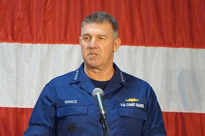 El comandante del Almirante de la Guardia Costera de los EE. UU. Karl Schultz pronuncia el discurso del Estado de la Guardia Costera en Charleston. (Foto: Eric Haun)