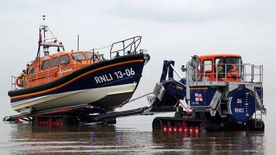 Em conjunto com a criação do novo barco salva-vidas classe Shannon, a RNLI também introduziu um novo trator de lançamento e recuperação, projetado em conjunto com a Supacat Ltd, especialista em veículos de alta mobilidade, especificamente para uso com o Shannon. Ele atua como uma rampa móvel. Na foto, o Hoylake, bote salva-vidas da classe Shannon do Reino Unido sendo recuperado do mar. (Foto: RNLI / Dave James)