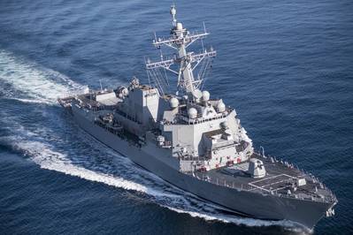 El destructor de misiles guiados USS Ralph Johnson (DDG 114), el barco número 30 de clase Arleigh Burke construido en Ingalls Shipbuilding, ara el Golfo de México durante las pruebas en el mar. Foto HII