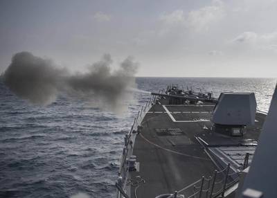 O destruidor de mísseis guiados USS Preble (DDG 88) dispara uma arma Mark 45 de 5 polegadas durante um exercício de fogo ao vivo. (Foto da Marinha dos EUA pela Especialista em Comunicação de Massa de 3ª Classe Morgan K. Nall / Released)