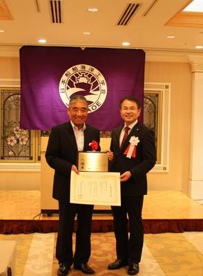 Da direita Masashi Kashiwagi, presidente da JASNAOE, Norio Kanaya, capitão da Hikawa Maru. Foto: NYK