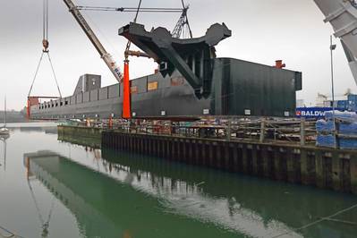 Um dos pontões sendo levantado na água (Foto: SMS)