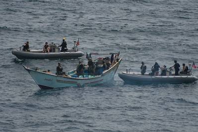 Un equipo de visita, junta, búsqueda e incautación del USS Jason Dunham (DDG 109) inspecciona un bote que transporta más de 1,000 armas ilícitas. (Foto de la Marina de los EE. UU. Por Matt Bodenner)