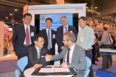 La firma en el OTC 2018. Delantero (De izquierda a derecha): Rulin Yao, Gerente General de China Merchants Heavy Industry (Jiangsu); Ernst Meyer, Director de Clasificación Offshore, DNV GL - Maritime. Detrás (De izquierda a derecha): Lixin Xu, Gerente General, Centro de I + D en el Centro de Investigación de Tecnología Offshore de China Merchants; Sichuan Wu, China Merchants Industry Holding, Co Ltd .; Cor Selen, copropietario ejecutivo / fundador de OOS Energy; Timothy Tan, Gerente General (Asia Pacífico) de OOS International. (Foto: DNV GL)