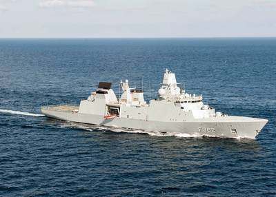 A fragata da Marinha Real dinamarquesa HD Willemoes (F362) transita pelo Golfo de Aden. (Foto da Marinha dos EUA pelo Especialista em Comunicação de Massa 3ª Classe Mario Coto)