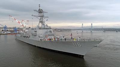 O futuro USS Thomas Hudner (DDG 116) retorna depois de concluir com sucesso os testes de aceitação. O destróier da classe Arleigh Burke passou um dia a caminho da costa do Maine testando muitos de seus sistemas de bordo para validar que seu desempenho atendeu ou excedeu as especificações da Marinha. (Foto cedida pela Marinha dos EUA pela Bath Iron Works / Divulgada)