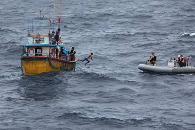 Um pescador do Sri Lanka salta e nada até um barco inflável de casco rígido do destróier de mísseis guiados da classe Arleigh Burke, USS Decatur (DDG 73), depois que o navio parou para prestar assistência a um navio de pesca encalhado. (Foto da Marinha dos EUA)