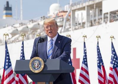 El presidente Donald J. Trump pronuncia un discurso en la Estación Naval de Norfolk, el 28 de marzo, durante su visita para despedir al buque hospital del Comando de Transporte Marítimo Militar USNS Comfort (T-AH-20). (Foto de la Marina de los EE. UU. por Mike DiMestico)