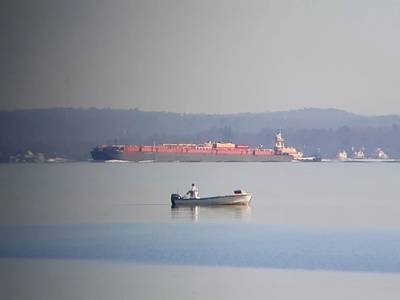 El remolcador Austin Reinauer (4000 hp) empujando la barcaza vacía RTC-100 (100 000 bbl. de capacidad) hacia abajo desde Providence, RI Foto: Barry Parker