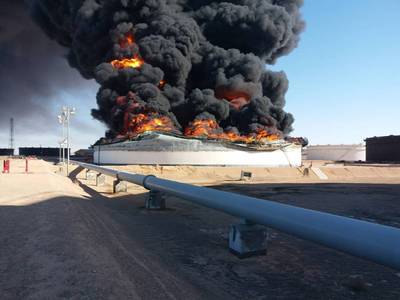 Na segunda-feira, a National Oil Corporation confirmou a perda dos tanques de armazenamento 2 e 12 no terminal portuário de Ras Lanuf (Foto: NOC)