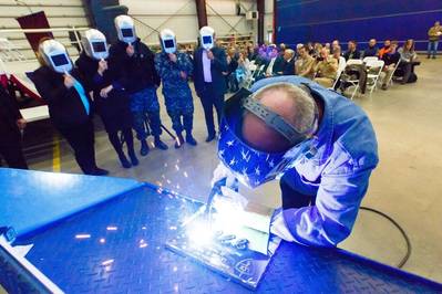 Um soldador autentica a quilha do LCS 21, o futuro USS Minneapolis-Saint Paul, ao soldar as iniciais do patrocinador do navio, Jodi J. Greene. O Keel Laying é o reconhecimento formal do início do processo de construção do módulo do navio. Foto: Lockheed Martin