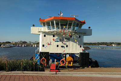 O tapete vermelho estava fora para visitantes a bordo na cerimônia de inauguração do Tebicuary 3. Foto: Cummins / Haig-Brown