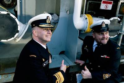 O vice-almirante Art McDonald, comandante da Marinha Real Canadense (à esquerda), junto com o suboficial de primeira classe do comando da Marinha Real Canadense, David Steeves (à direita), colocam a moeda cerimonial na quilha do futuro HMCS Protecteur. (Foto: Estaleiros Seaspan)